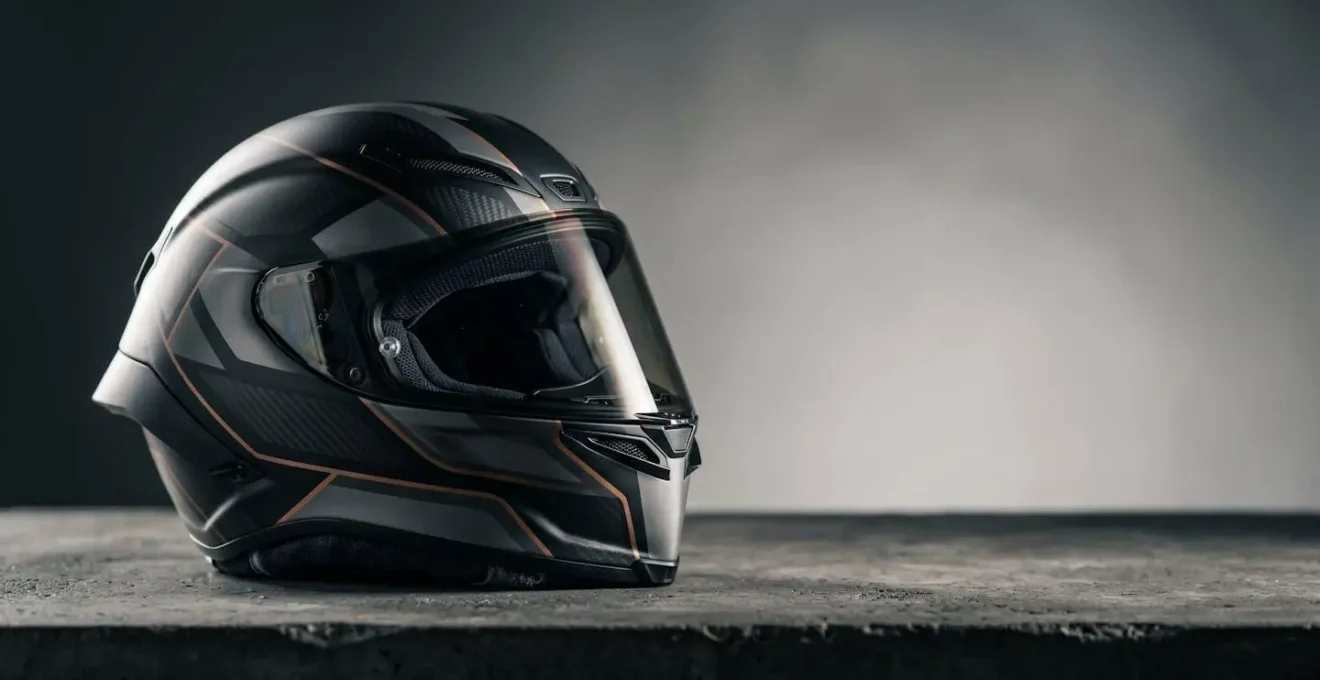 Casque de moto homologué pour quad sur fond neutre avec éclairage naturel