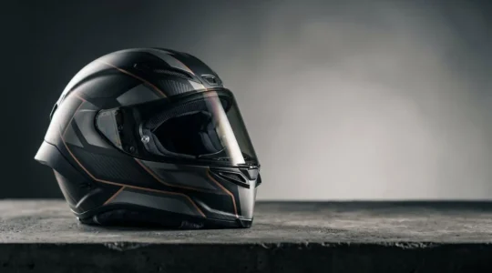 Casque de moto homologué pour quad sur fond neutre avec éclairage naturel