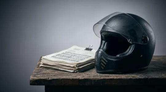Concept symbolisant l'insuffisance de la protection financière pour les motards accidentés